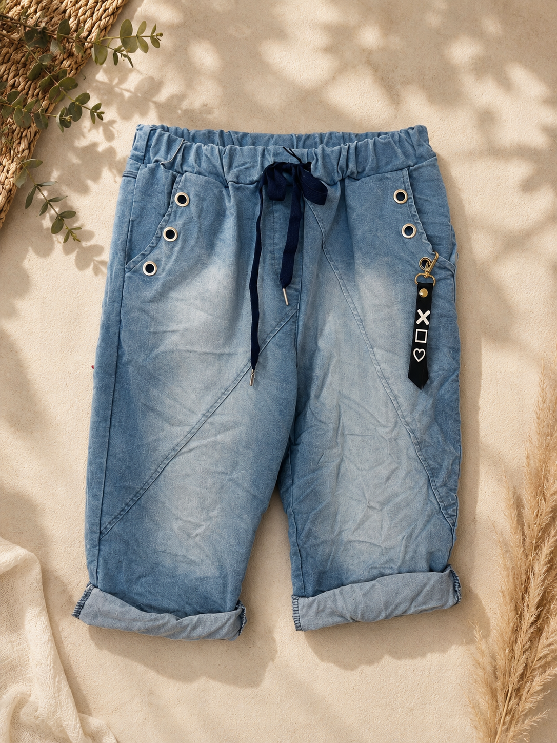 Fashion-Bermuda mit dekorativen Ösen